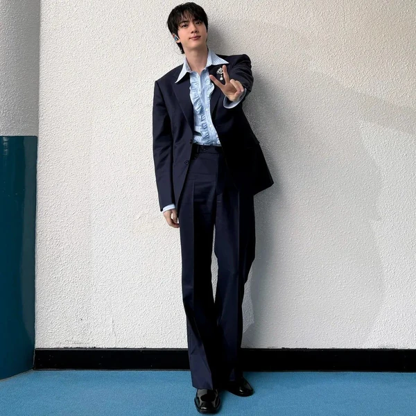 Foto Populer Penuh Cinta untuk Jin (BTS)