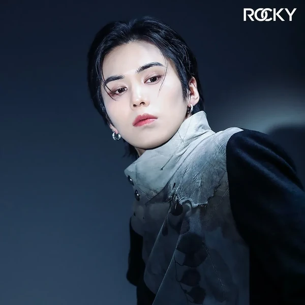 라키의 매력을 담은 최애돌 대표 사진