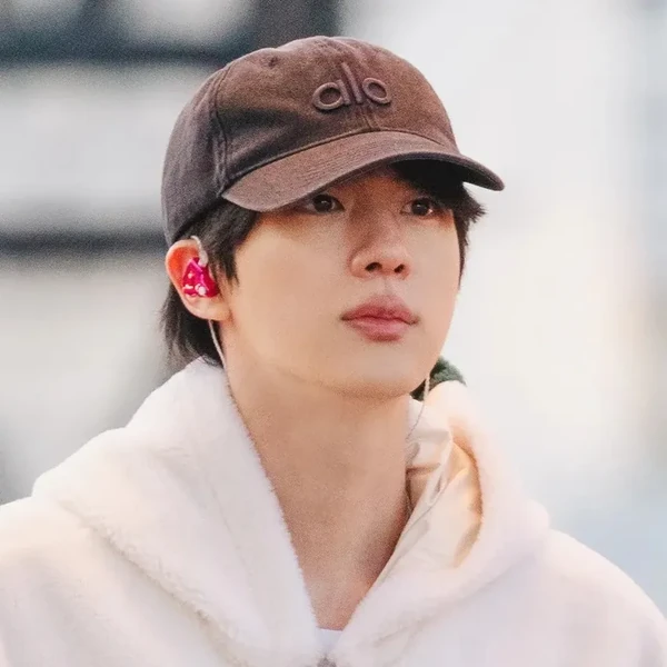 오늘 가장 사랑받은 진 (방탄소년단)의 모습