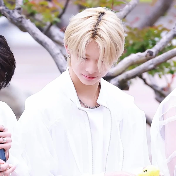 투표로 선정된 니키 (ENHYPEN)의 인기 프로필 이미지