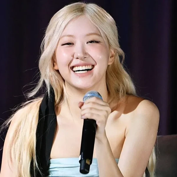 充满粉丝爱意的ROSÉ (BLACKPINK)人气照片
