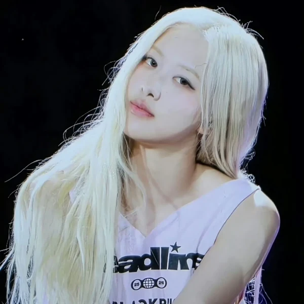 充满粉丝爱意的ROSÉ (BLACKPINK)人气照片