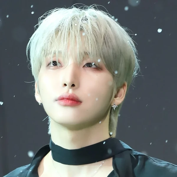 오늘 가장 사랑받은 서호 (원어스)의 모습