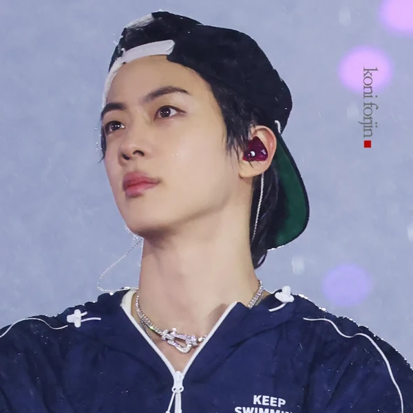 Foto Populer Penuh Cinta untuk Jin (BTS)