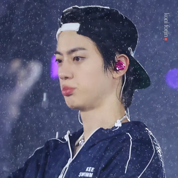 Foto Populer Penuh Cinta untuk Jin (BTS)