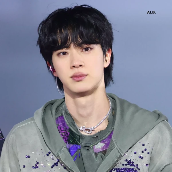 Penampilan Jin (BTS) yang Paling Dicintai Hari Ini