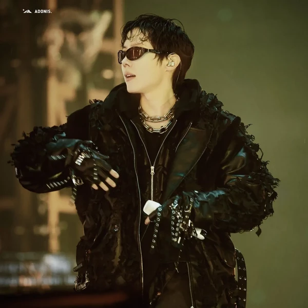 Penampilan j-hope (BTS) yang Paling Dicintai Hari Ini