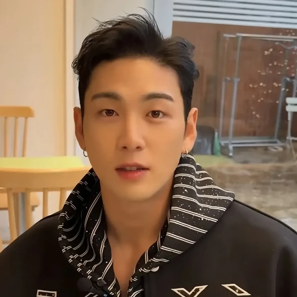 Foto Populer Penuh Cinta untuk Baekho