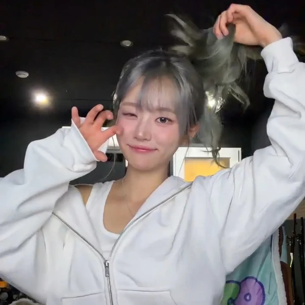 Popular profile image of 쵸단 (QWER) selected by votes