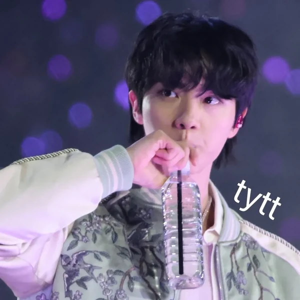 오늘 가장 사랑받은 진 (방탄소년단)의 모습