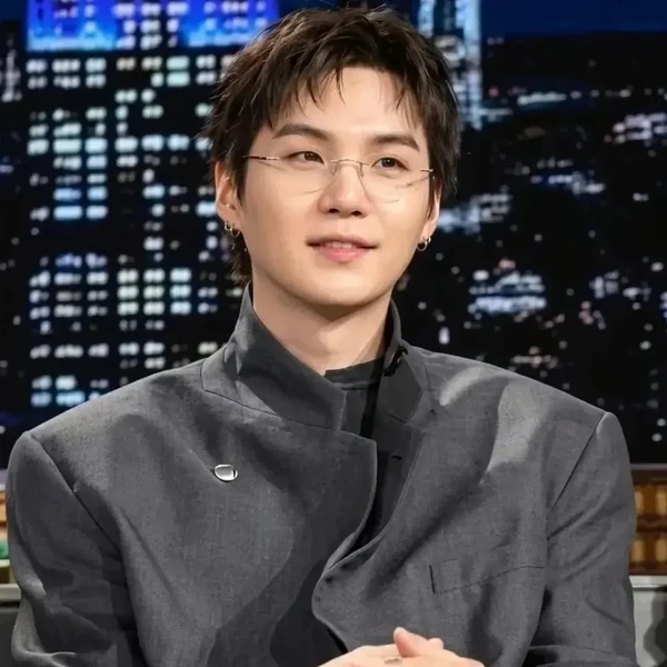 Penampilan SUGA (BTS) yang Paling Dicintai Hari Ini