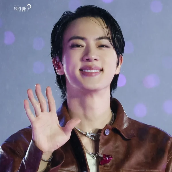 오늘 가장 사랑받은 진 (방탄소년단)의 모습