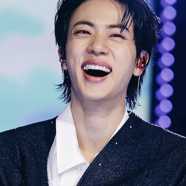 Foto Populer Penuh Cinta untuk Jin (BTS)