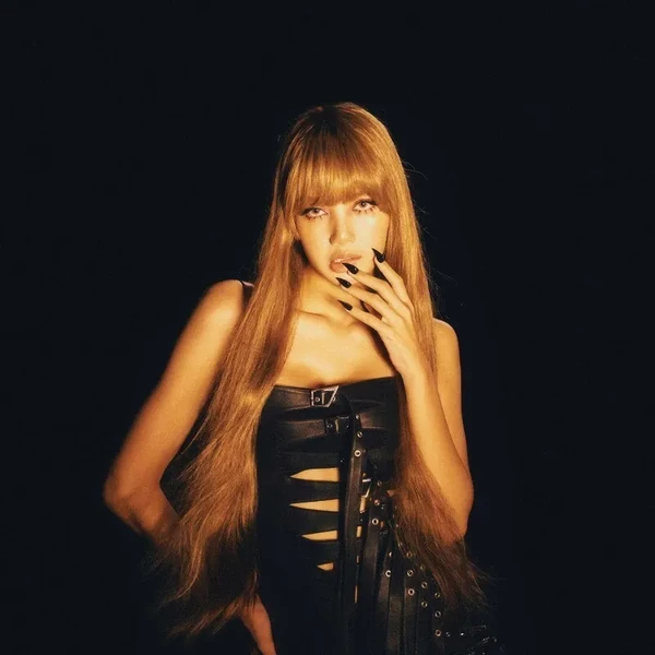 Penampilan Lisa (BLACKPINK) yang Paling Dicintai Hari Ini