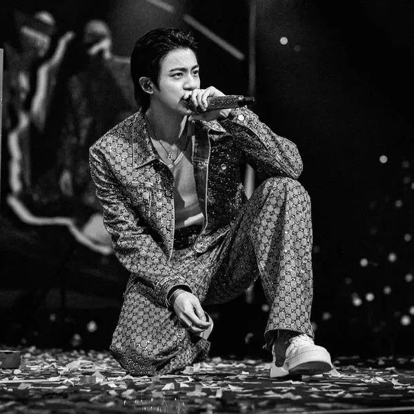 오늘 가장 사랑받은 진 (방탄소년단)의 모습