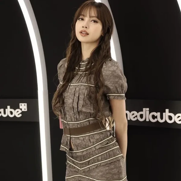 Penampilan Lisa (BLACKPINK) yang Paling Dicintai Hari Ini