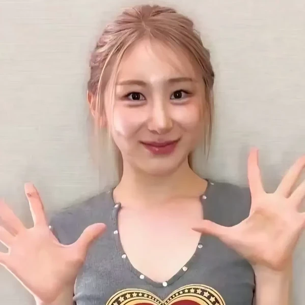 Signature photo of Lee Chaeyeon capturing their charm