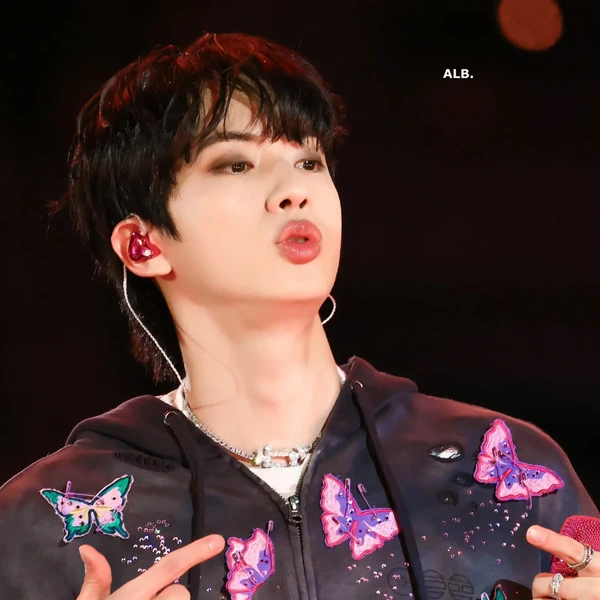 Foto Populer Penuh Cinta untuk Jin (BTS)