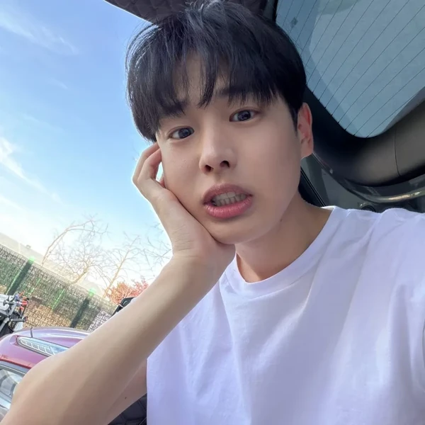 充满粉丝爱意的崔秉灿人气照片