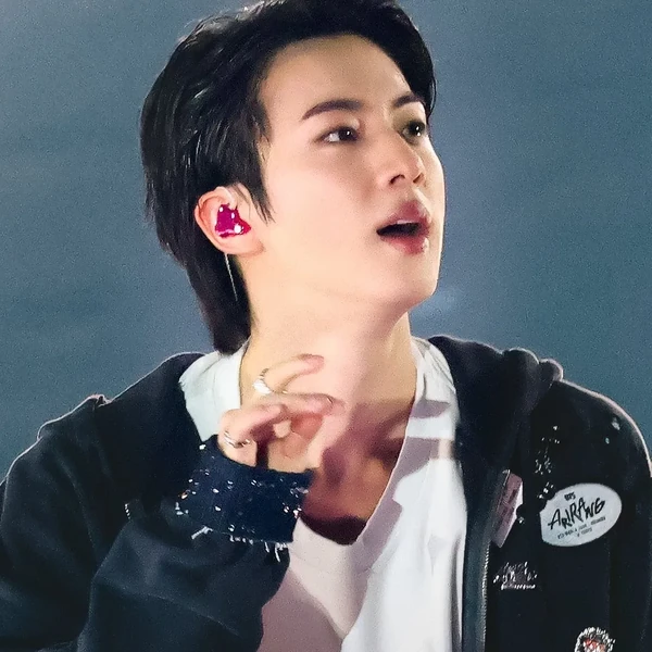 Foto Populer Penuh Cinta untuk Jin (BTS)