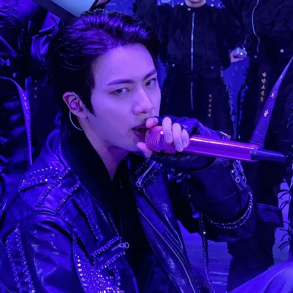 Foto Populer Penuh Cinta untuk Jin (BTS)