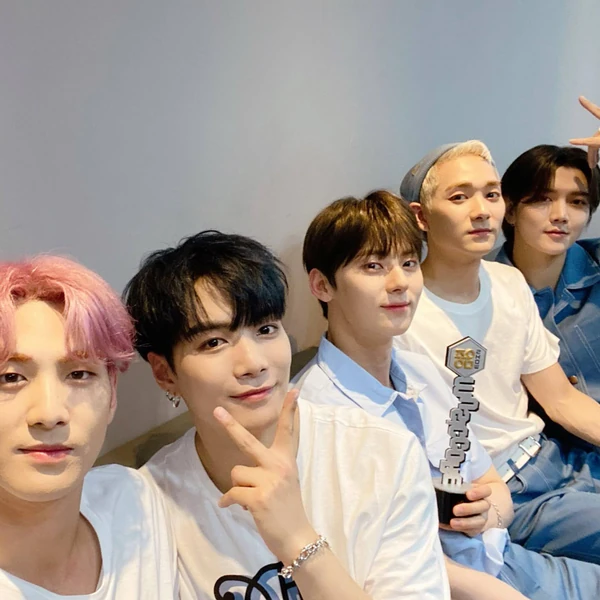 Today's Most Loved NU'EST