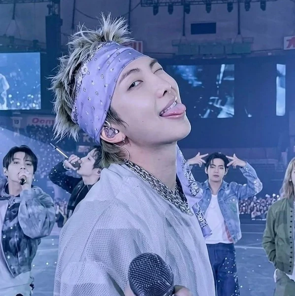 今日最も愛されたRM (BTS)の姿