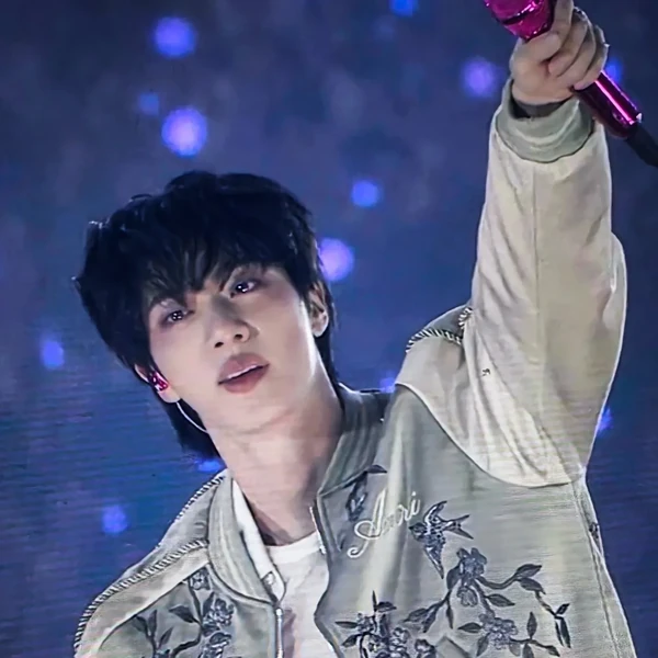 오늘 가장 사랑받은 진 (방탄소년단)의 모습