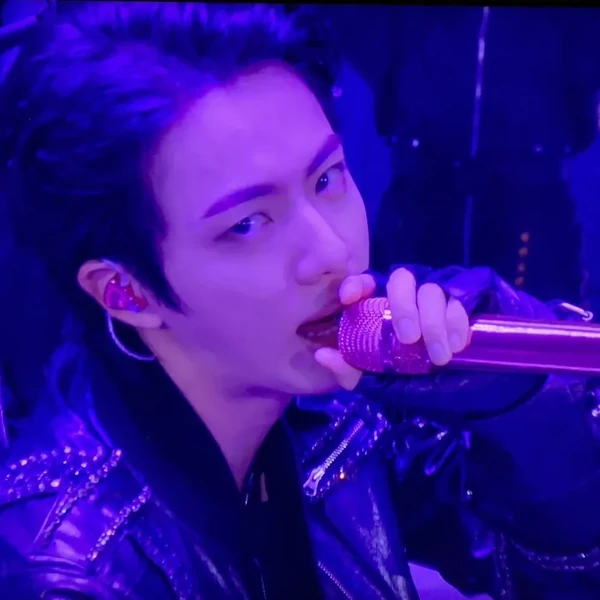 오늘 가장 사랑받은 진 (방탄소년단)의 모습