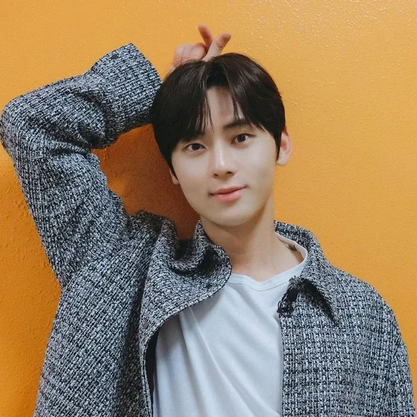 Today's Most Loved Hwang Minhyun