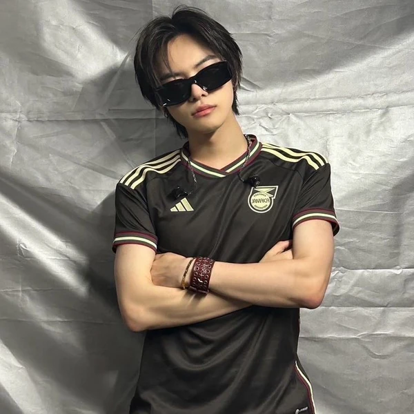 Signature photo of Lee Leo (ALPHA DRIVE ONE) capturing their charm