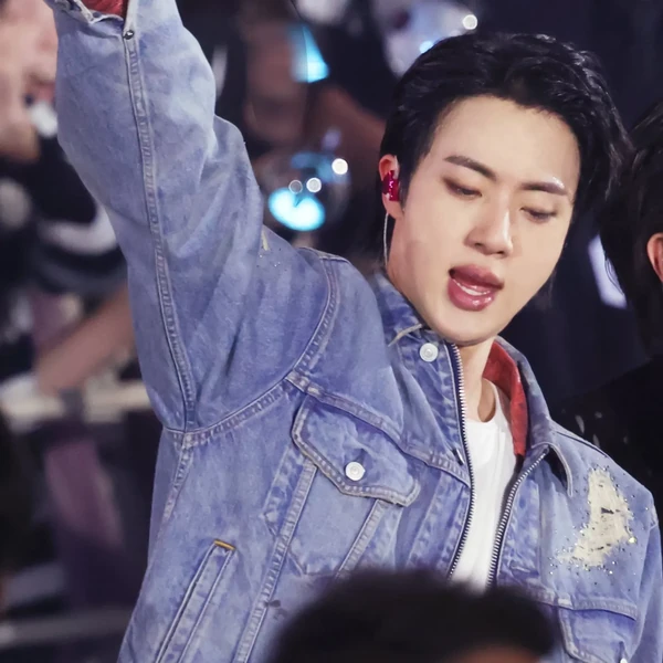 Penampilan Jin (BTS) yang Paling Dicintai Hari Ini