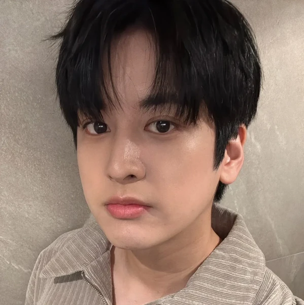 充满粉丝爱意的郑粲右 (iKON)人气照片