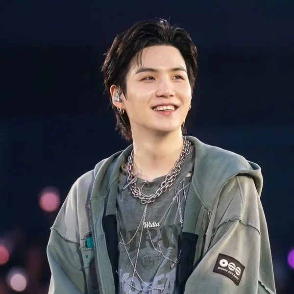 充滿粉絲愛意的SUGA (防彈少年團)人氣照片