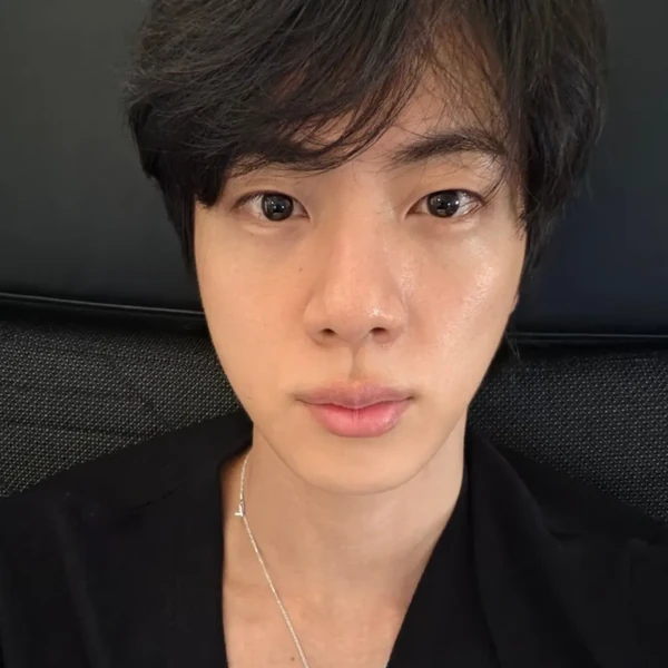 Penampilan Jin (BTS) yang Paling Dicintai Hari Ini