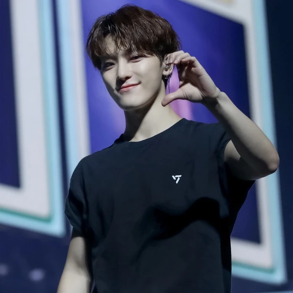 Signature photo of Dino (SEVENTEEN) capturing their charm
