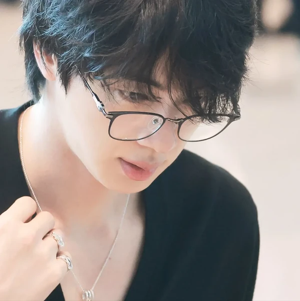 Penampilan Jin (BTS) yang Paling Dicintai Hari Ini