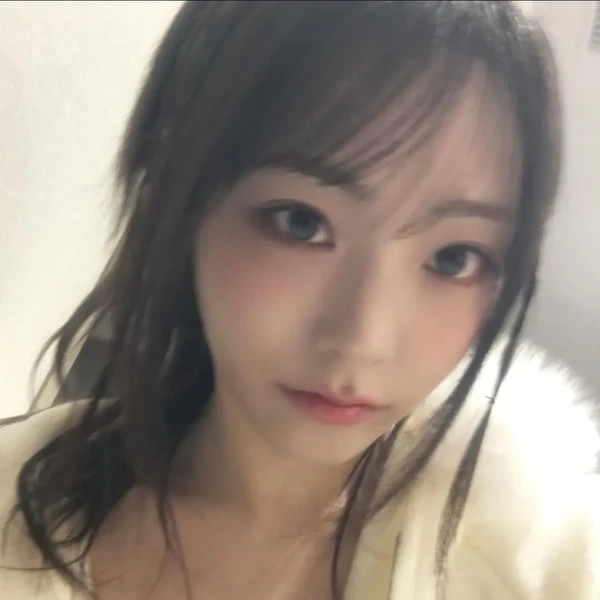 Shining profile picture of 始燕 (QWER) on today's Choeaedol