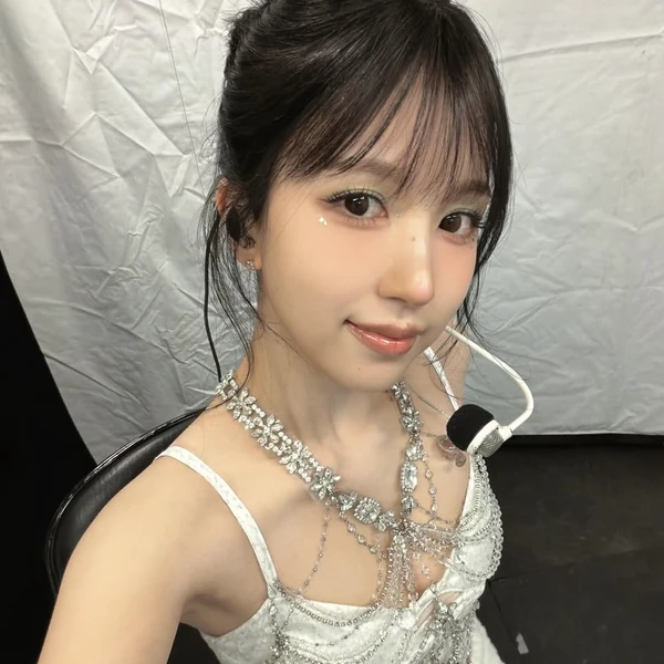 Foto Populer Penuh Cinta untuk Mina (TWICE)