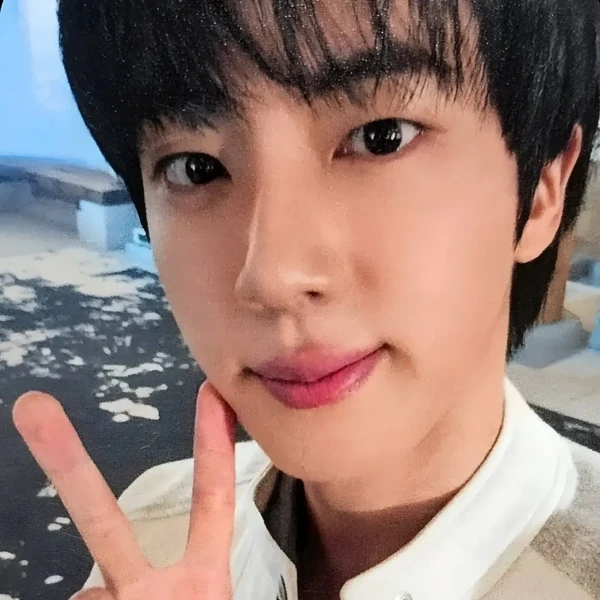 Penampilan Jin (BTS) yang Paling Dicintai Hari Ini