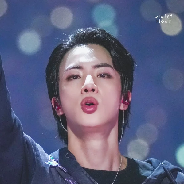 Foto Populer Penuh Cinta untuk Jin (BTS)