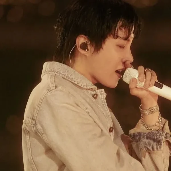 Penampilan j-hope (BTS) yang Paling Dicintai Hari Ini