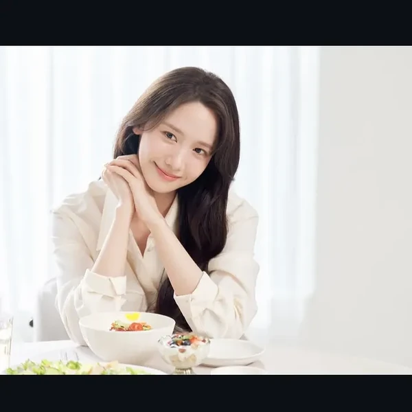 Signature photo of 允儿 (少女时代) capturing their charm