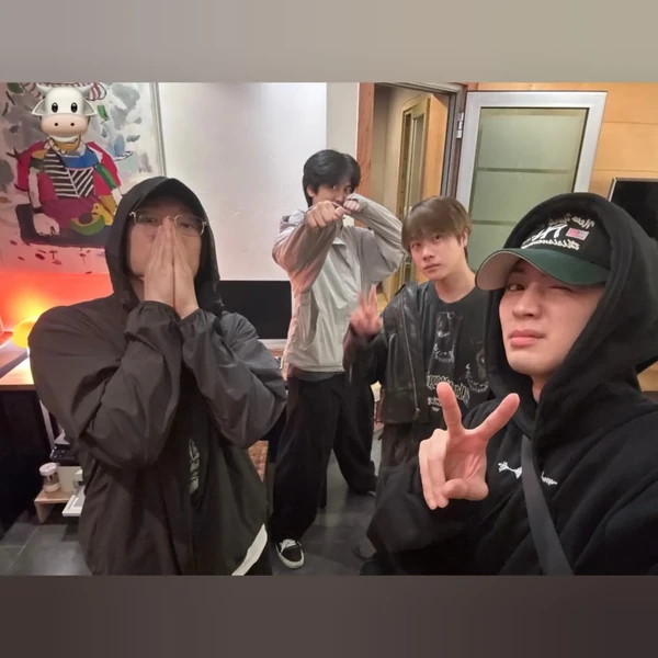 Top Photo Full of iKON Love