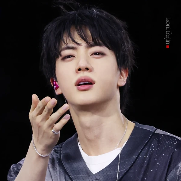 오늘 가장 사랑받은 진 (방탄소년단)의 모습