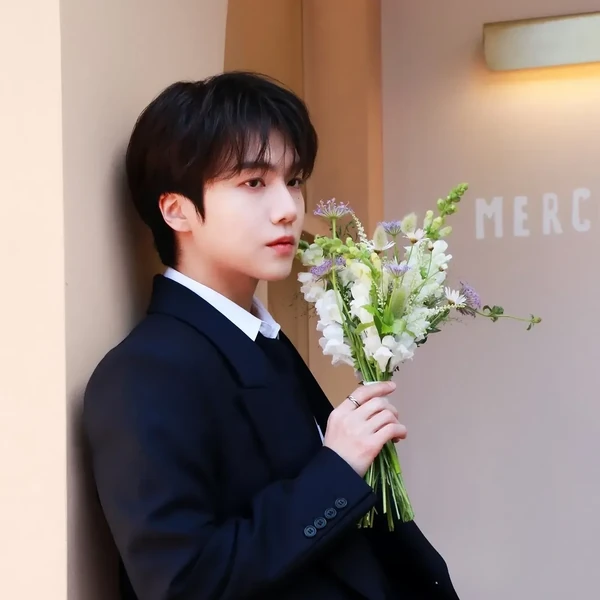 Signature photo of 珍虎 (PENTAGON) capturing their charm