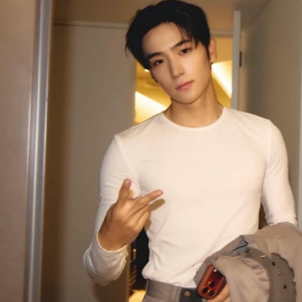 Signature photo of 贤在 (THE BOYZ) capturing their charm