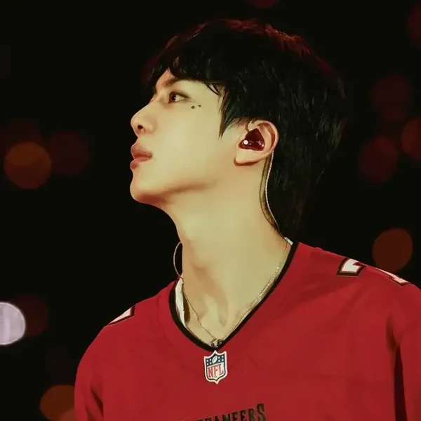 오늘 가장 사랑받은 진 (방탄소년단)의 모습