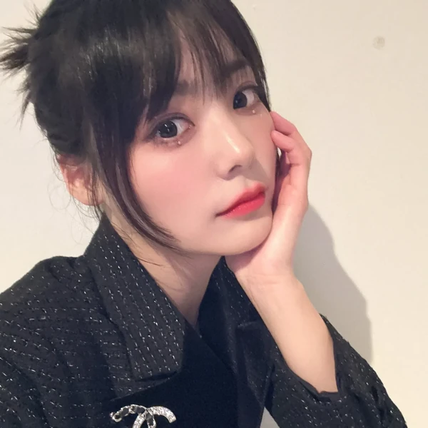 Signature photo of シヨン (QWER) capturing their charm
