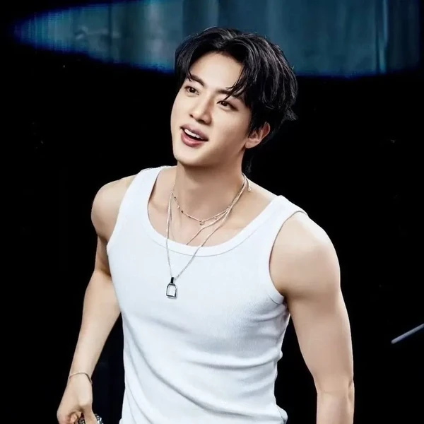 Foto Populer Penuh Cinta untuk Jin (BTS)